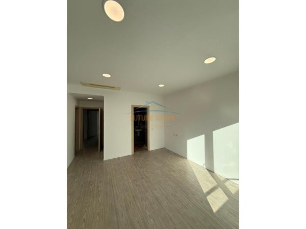 Tirane, jepet me qera zyre Kati 6, 180 m² 2.500 € 