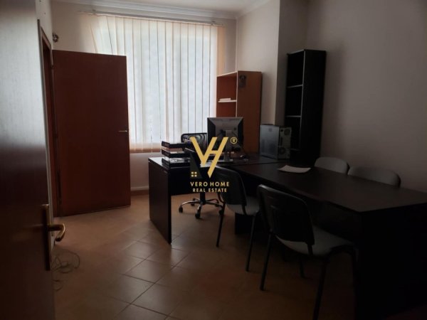 Tirane, jepet me qera zyre Kati 1, 60 m² 450 € (ISH EKSPOZITA)