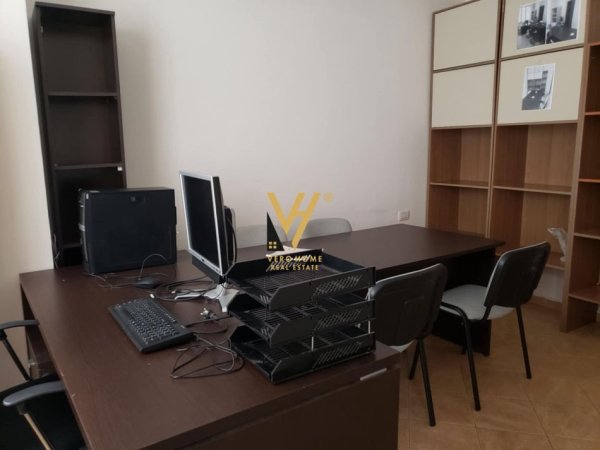 Tirane, jepet me qera zyre Kati 1, 60 m² 450 € (ISH EKSPOZITA)