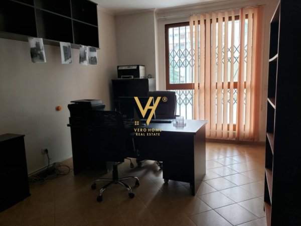 Tirane, jepet me qera zyre Kati 1, 60 m² 450 € (ISH EKSPOZITA)