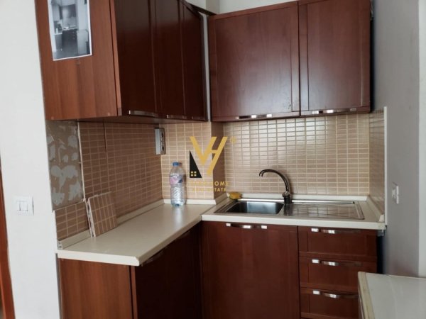 Tirane, jepet me qera zyre Kati 1, 60 m² 450 € (ISH EKSPOZITA)