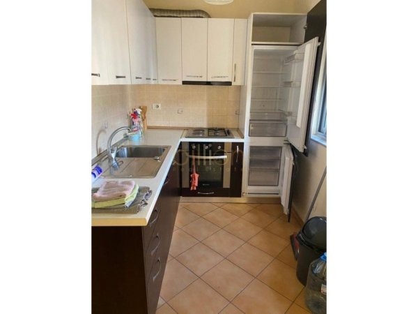 Tirane, jepet me qera 2+1 , 100 m² 550 €