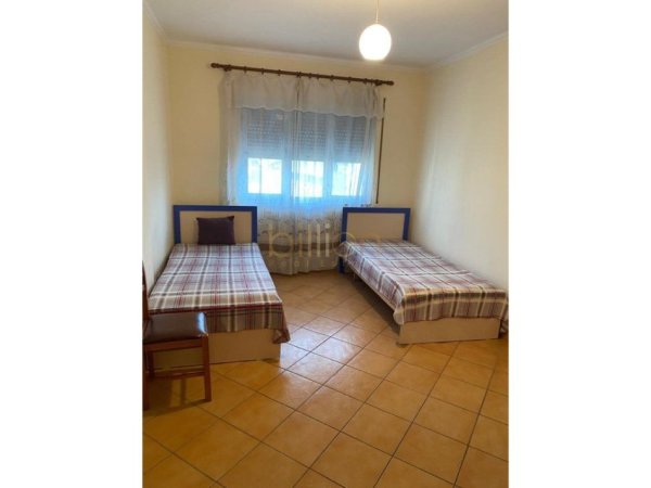 Tirane, jepet me qera 2+1 , 100 m² 550 €