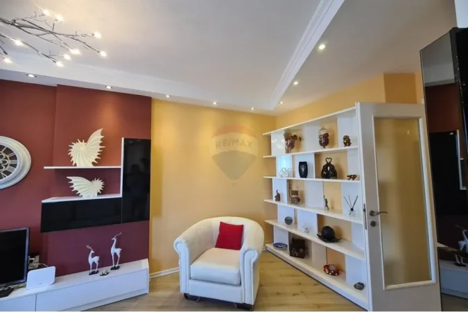 Tirane, jepet me qera apartament 3+1+Ballkon Kati 4, 110 m² 850 € (ali dem)