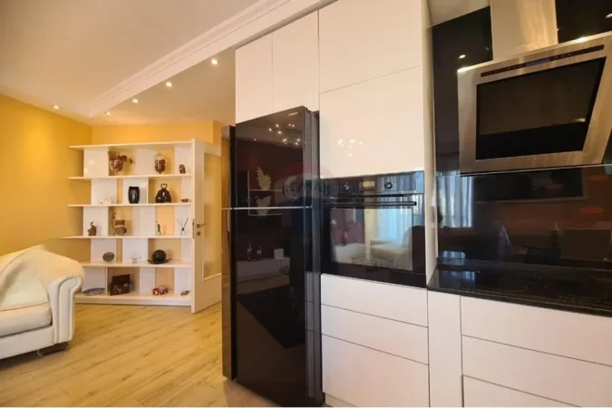 Tirane, jepet me qera apartament 3+1+Ballkon Kati 4, 110 m² 850 € (ali dem)