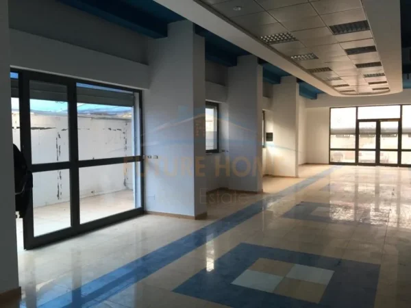 Tirane, jepet me qera ambjent biznesi Kati 0, 136 m² 500 € (Rruga Riza Cerova)