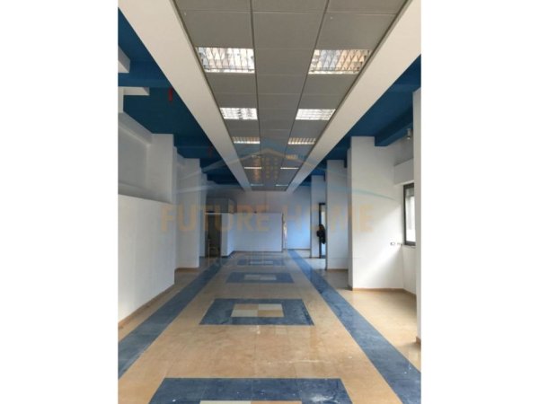 Tirane, jepet me qera ambjent biznesi Kati 0, 136 m² 500 € (Rruga Riza Cerova)