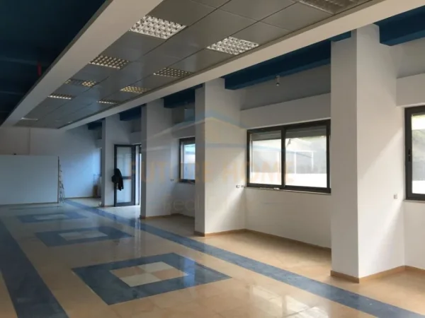 Tirane, jepet me qera ambjent biznesi Kati 0, 136 m² 500 € (Rruga Riza Cerova)