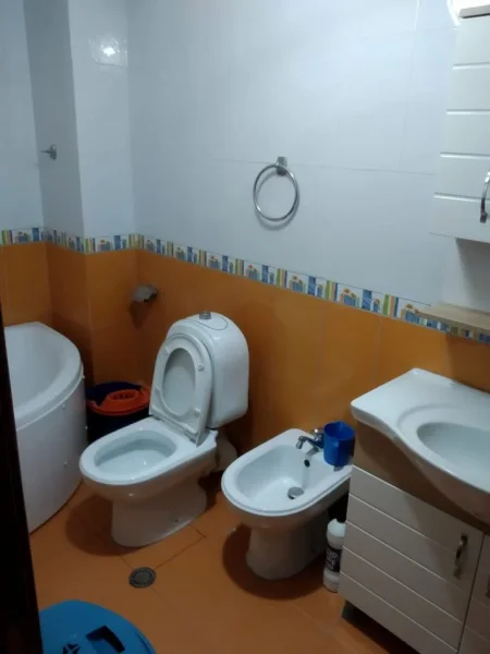 Tirane, jepet me qera apartament 2+1 , 80 m² 450 € 