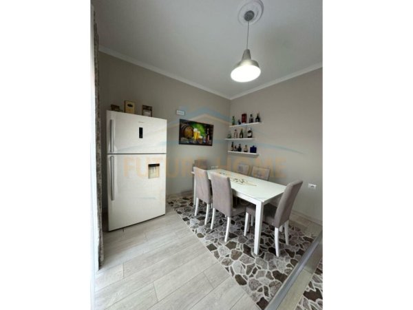 Tirane, jepet me qera apartament 2+1+Ballkon Kati 2, 120 m² 600 € (Vilat Gjermane)