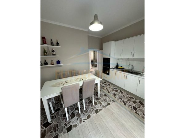Tirane, jepet me qera apartament 2+1+Ballkon Kati 2, 120 m² 600 € (Vilat Gjermane)