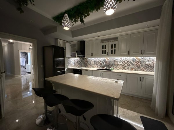 Tirane, jepet me qera apartament 3+1+Aneks+Ballkon Kati 2, 192 m² 1.200 € (Vilat Gjermane)