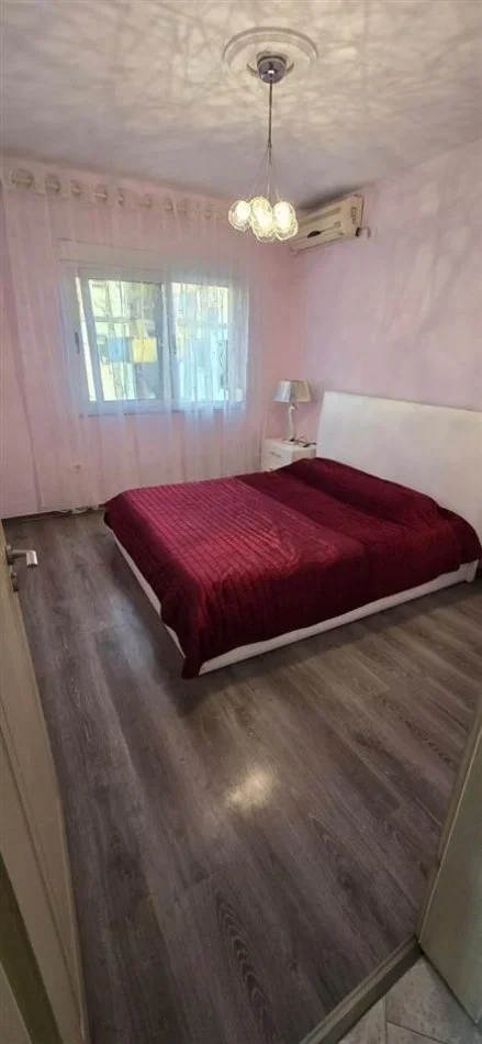 Tirane, jepet me qera apartament 1+1+Ballkon Kati 3, 70 m² 600 € (Rruga e durrsit)