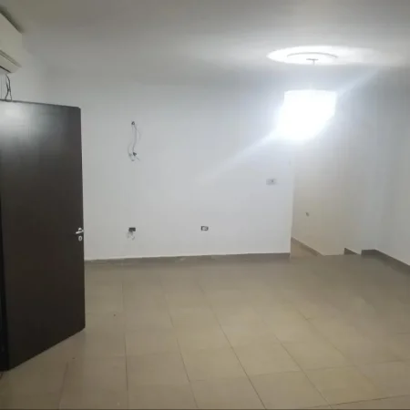 Tirane, jepet me qera ambjent biznesi Kati 1, 75 m² 700 € (Bulevardi Gjergj Fishta)