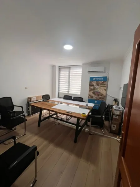 Tirane, jepet me qera zyre Kati 4, 110 m² 1.500 € (Parlamenti ,Kulla Elize)