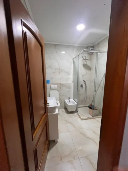 Tirane, jepet me qera zyre Kati 4, 110 m² 1.500 € (Parlamenti ,Kulla Elize)