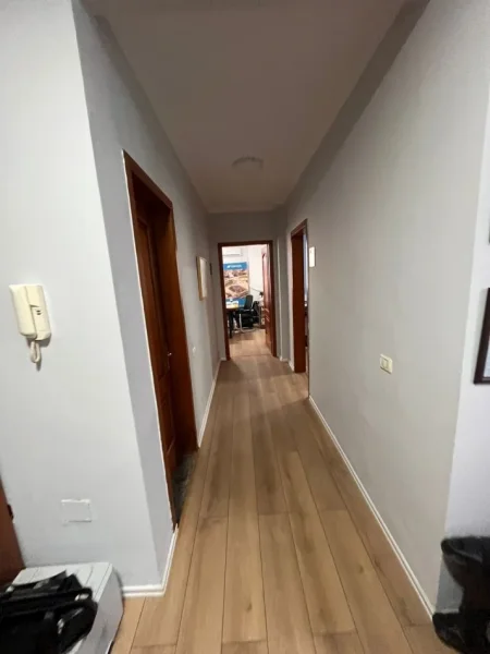 Tirane, jepet me qera zyre Kati 4, 110 m² 1.500 € (Parlamenti ,Kulla Elize)