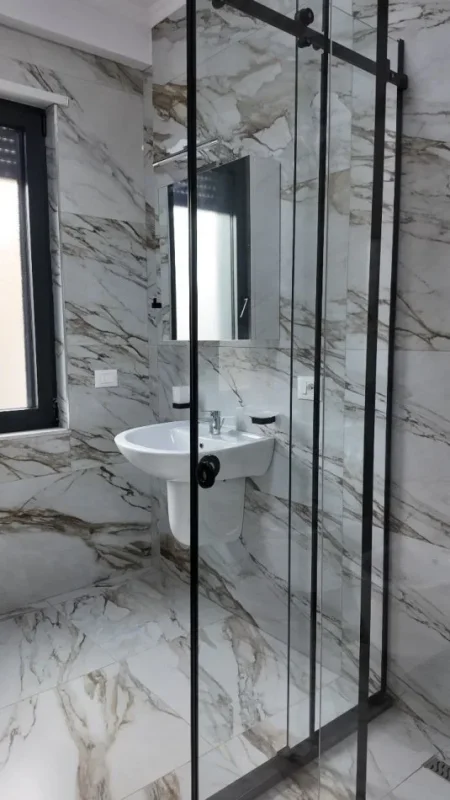 Tirane, jepet me qera apartament 2+1+Ballkon Kati 3, 105 m² 1.100 € (Rruga Qemal Stafa)