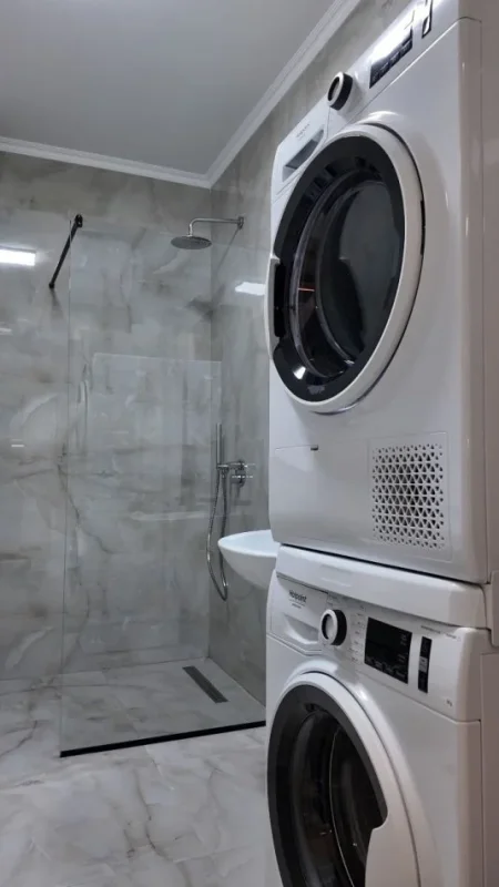 Tirane, jepet me qera apartament 2+1+Ballkon Kati 3, 105 m² 1.100 € (Rruga Qemal Stafa)