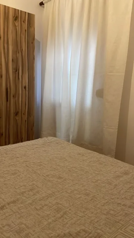 Tirane, jap me qera shtepi 1+1 Kati 1, 350 € (Rruga Klodian Rasha)