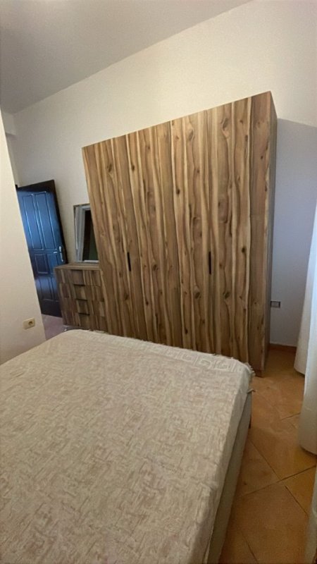 Tirane, jap me qera shtepi 1+1 Kati 1, 350 € (Rruga Klodian Rasha)