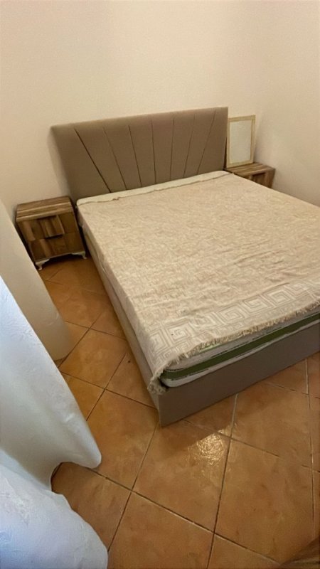 Tirane, jap me qera shtepi 1+1 Kati 1, 350 € (Rruga Klodian Rasha)