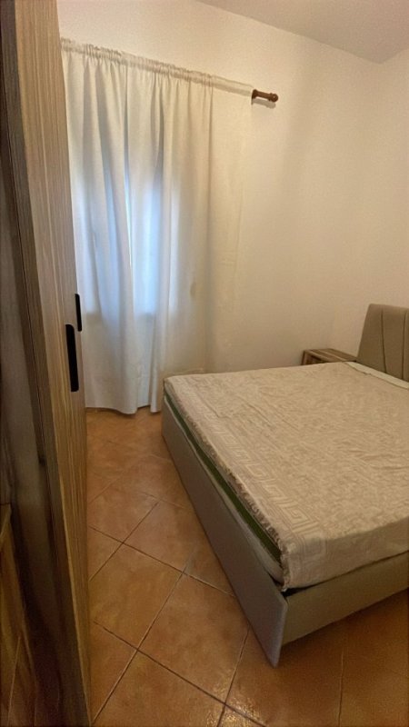 Tirane, jap me qera shtepi 1+1 Kati 1, 350 € (Rruga Klodian Rasha)