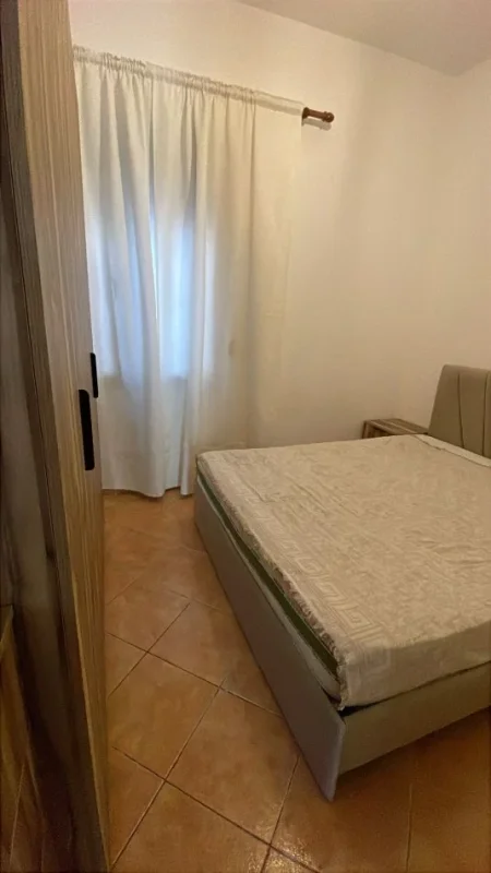 Tirane, jap me qera shtepi 1+1 Kati 1, 350 € (Rruga Klodian Rasha)