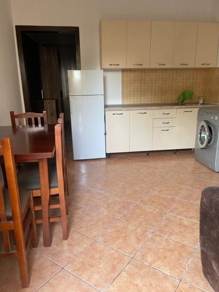 Tirane, jap me qera shtepi 1+1 Kati 1, 350 € (Rruga Klodian Rasha)