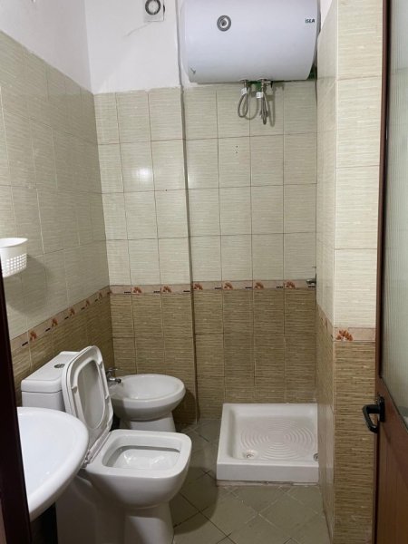 Tirane, jap me qera shtepi 1+1 Kati 1, 350 € (Rruga Klodian Rasha)