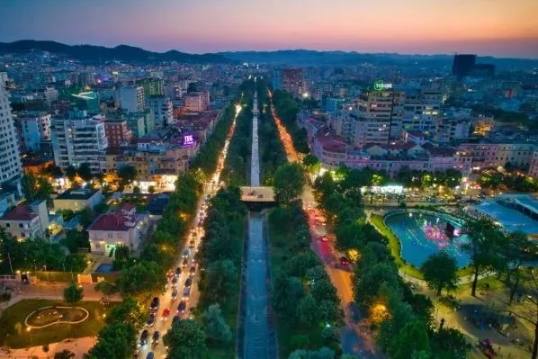 Tirane, jepet me qera ambjent biznesi Kati 1, 36 m² 400 € (Bulevardi Bajram Curri)