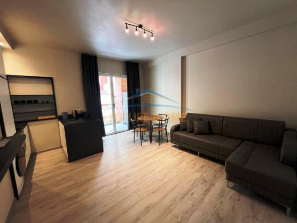 Tirane, jepet me qera apartament 1+1+Ballkon Kati 2, 65 m² 700 € (Kopshti Zoologjik)
