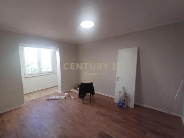 Tirane, shitet apartament 1+1 Kati 5, 40 m² 75.000 € (5 maj)