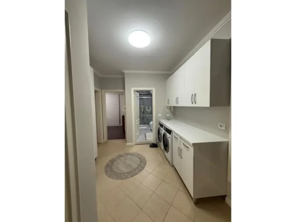 Tirane, jepet me qera apartament 2+1 Kati 4, 130 m² 1.000 € (Rruga e Barrikadave)