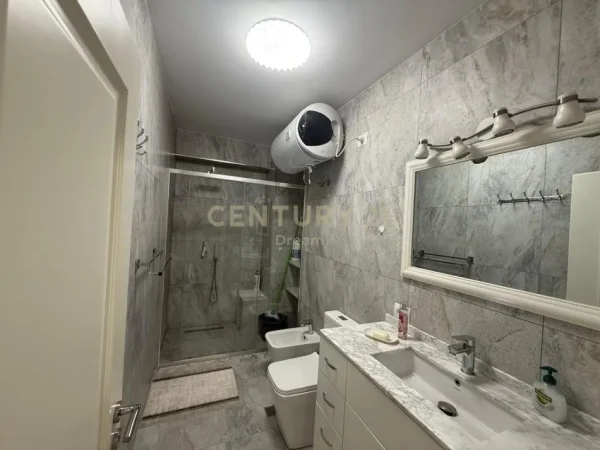 Tirane, jepet me qera apartament 2+1 Kati 4, 130 m² 1.000 € (Rruga e Barrikadave)