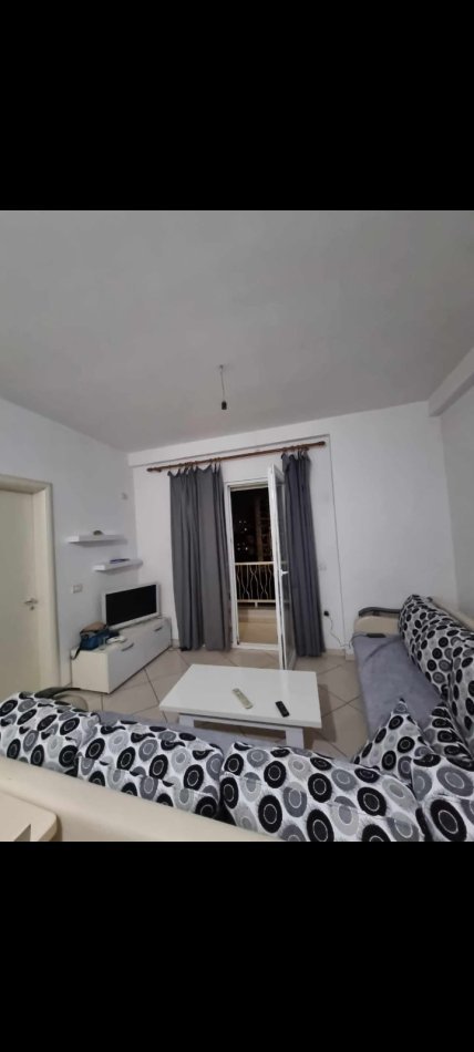 Tirane, ndarje qeraje me vajze apartament 2+1+Ballkon Kati 3, 70 m² 105 € (Rruga 5 Maji)