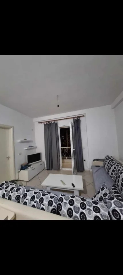Tirane, ndarje qeraje me vajze apartament 2+1+Ballkon Kati 3, 70 m² 130 € (Rruga 5 Maji)
