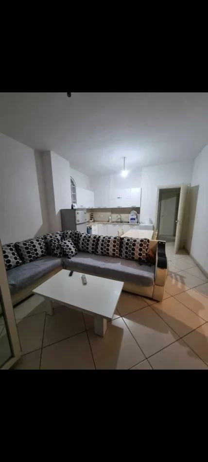 Tirane, ndarje qeraje me vajze apartament 2+1+Ballkon Kati 3, 70 m² 130 € (Rruga 5 Maji)