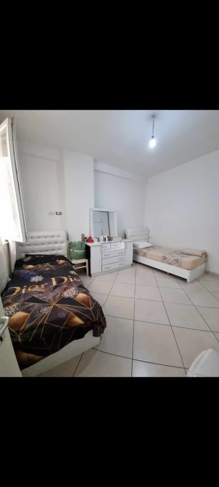 Tirane, ndarje qeraje me vajze apartament 2+1+Ballkon Kati 3, 70 m² 105 € (Rruga 5 Maji)