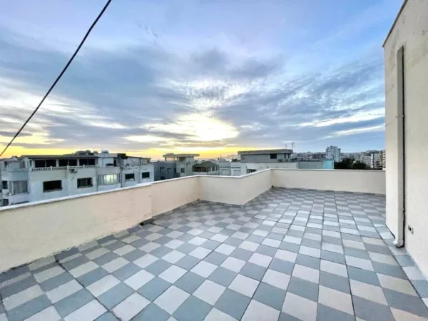 SHITET PENTHOUSE : 3+1+ verandë 305m2 Total  ( Me SUPER PAMJE ) ( 📍Në durrës tek shkëmbi i kavajës ngjit me Florida)  Plazh Iliria