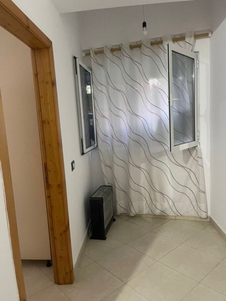 Tirane, jepet me qera 1+1 Kati 1, 60 m² 280 € (Rruga Irfan Tershana)