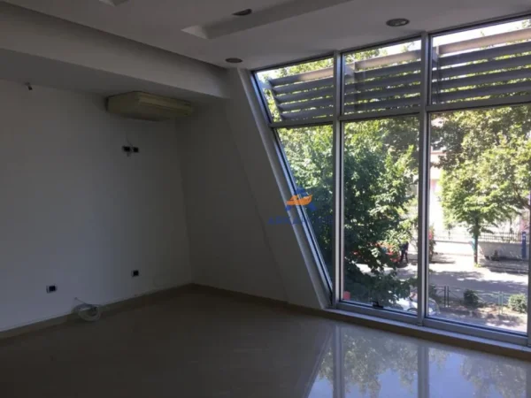 Tirane, jepet me qera dyqan Kati 2, 40 m² 713 € (PRANE KRYQEZIMIT NE VASIL SHANTO)