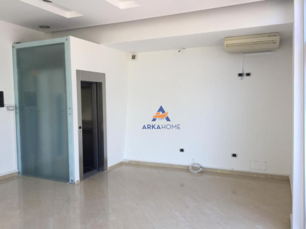 Tirane, jepet me qera dyqan Kati 2, 40 m² 713 € (PRANE KRYQEZIMIT NE VASIL SHANTO)