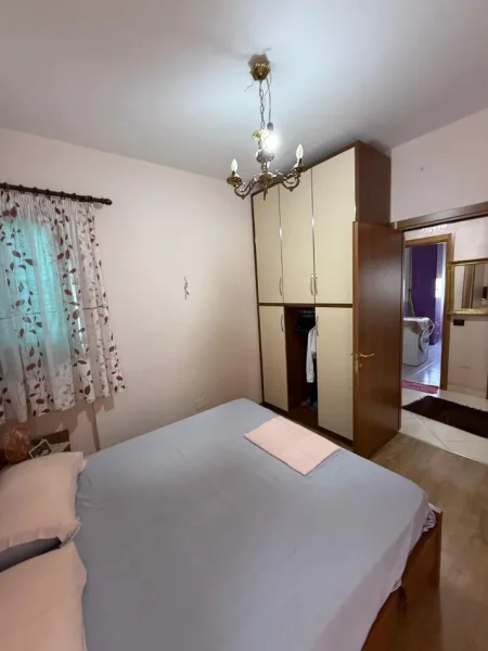 Tirane, jepet me qera apartament 2+1 Kati 3, 100 m² 600 € (Komuna e Parisit)