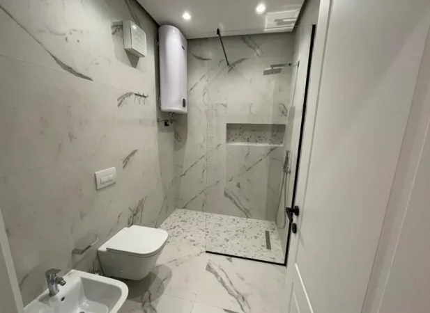 Tirane, jepet me qera apartament 2+1+Ballkon Kati 7, 101 m² 1.000 € (Nenkalimi i Komunes e Parisit)