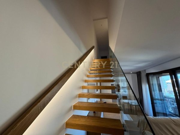 Tirane, jepet me qera apartament duplex 3+1+Ballkon Kati 6, 170 m² 1.800 € (Rrugën e Barrikadave,)