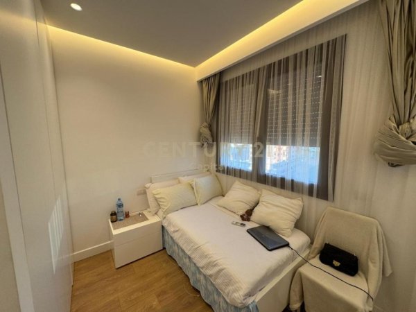 Tirane, jepet me qera apartament duplex 3+1+Ballkon Kati 6, 170 m² 1.800 € (Rrugën e Barrikadave,)