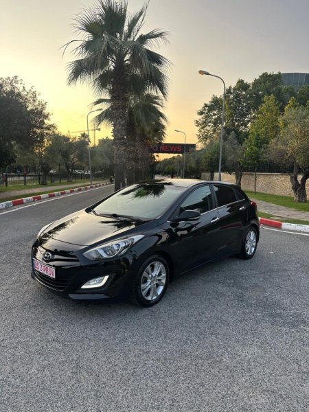 Tirane, shes makine HYUNDAI i30 1.6 Nafte, e zeze automatik Klima 176.000 km