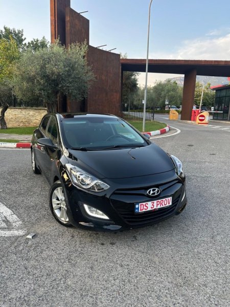 Tirane, shes makine HYUNDAI i30 1.6 Nafte, e zeze automatik Klima 176.000 km