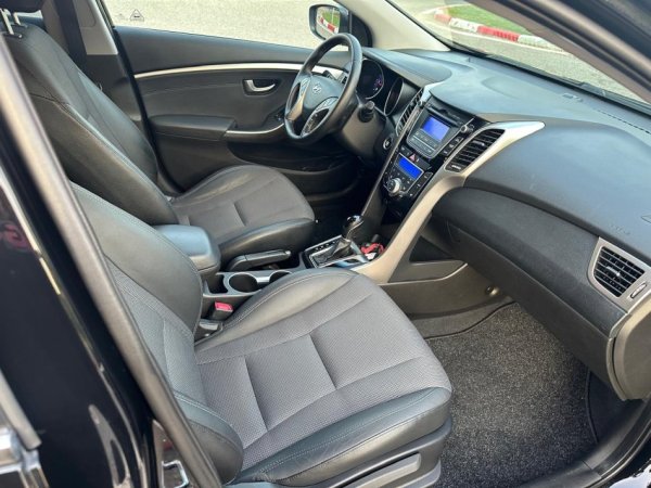 Tirane, shes makine HYUNDAI i30 1.6 Nafte, e zeze automatik Klima 176.000 km